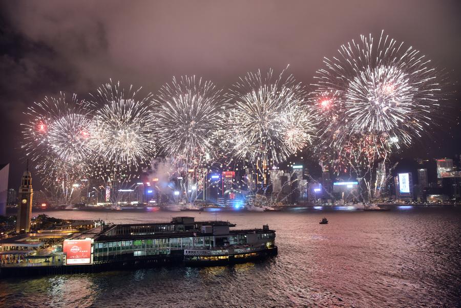 Hong Kong celebra 20º aniversário do retorno à pátria com espetáculo de fogo de artifício