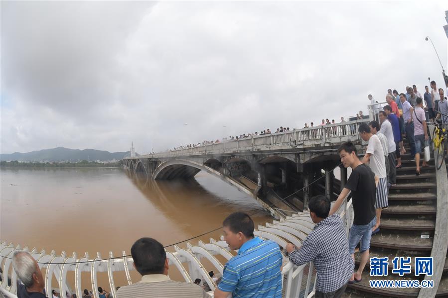 Sul da China emite alerta vermelho de inundação