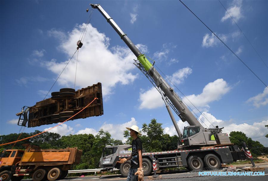 Caminhão reboque é utilizado para bloquear passagem de água em região alagada em Changsha