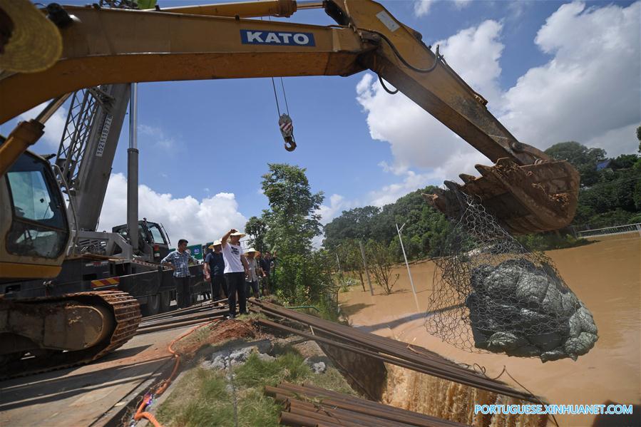 Caminhão reboque é utilizado para bloquear passagem de água em região alagada em Changsha