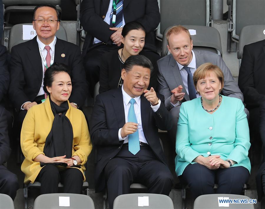 Xi e Merkel assistem a jogo de futebol de amizade entre jovens chineses e alemães