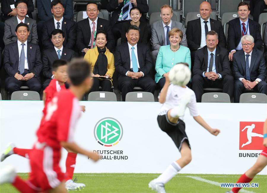 Xi e Merkel assistem a jogo de futebol de amizade entre jovens chineses e alemães