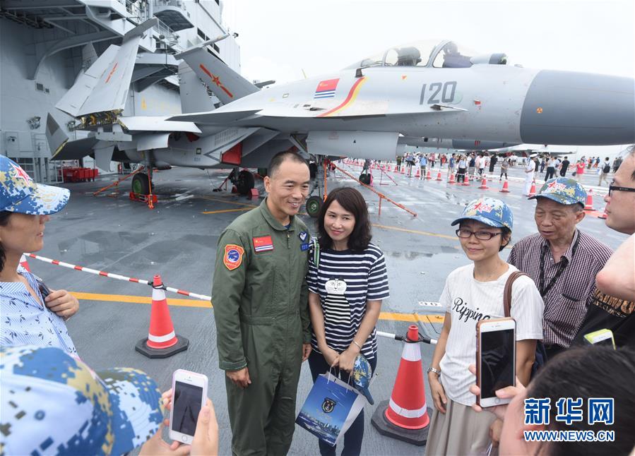 Porta-aviões Liaoning aberto ao público em Hong Kong