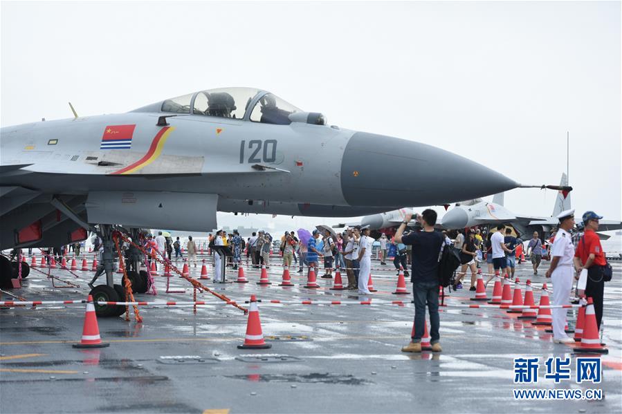 Porta-aviões Liaoning aberto ao público em Hong Kong