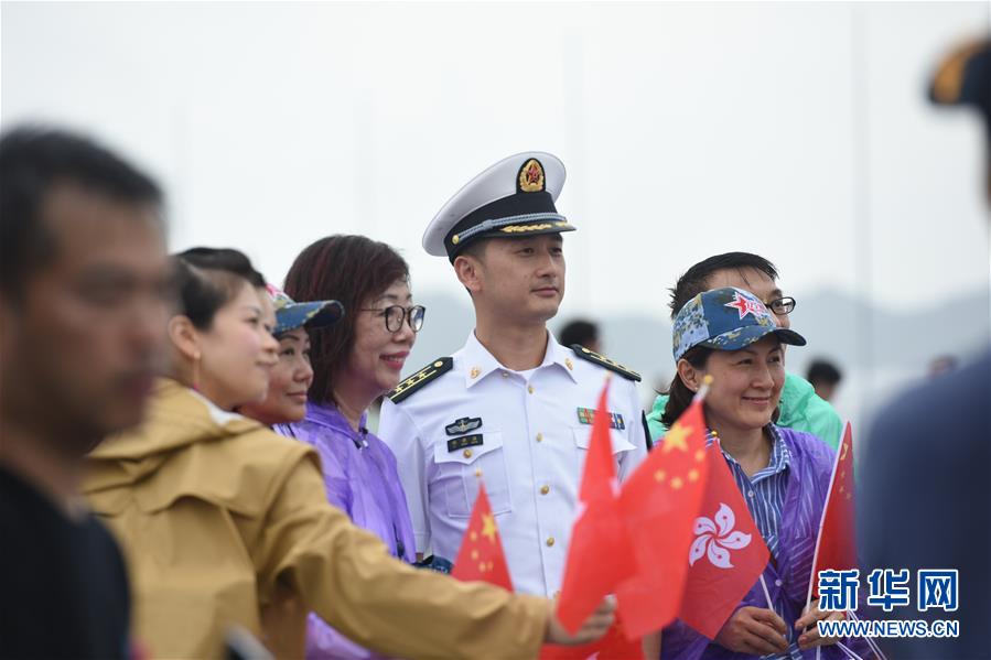 Porta-aviões Liaoning aberto ao público em Hong Kong