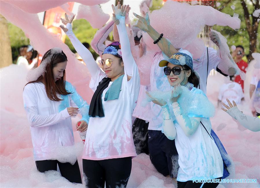 Rainbow Bubble Run em Zhoushan no leste da China