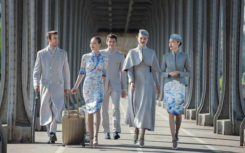 Novos uniformes para comissários de bordo da Hainan Airlines se tornam virais no exterior