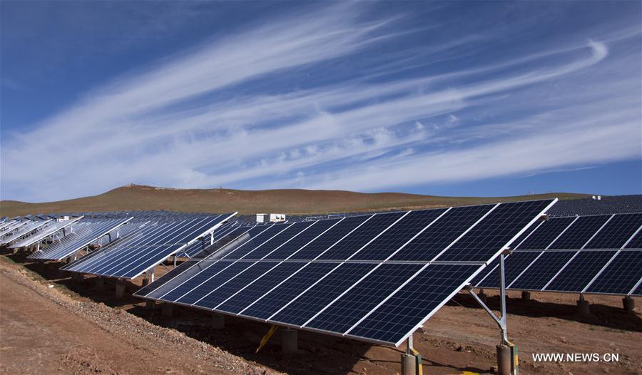 Panorama da nova usina de energia fotovoltaica estabelecida no Tibete