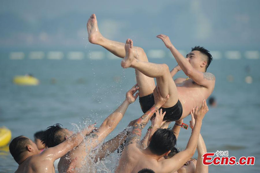 Calor leva multidão à praia em Qingdao
