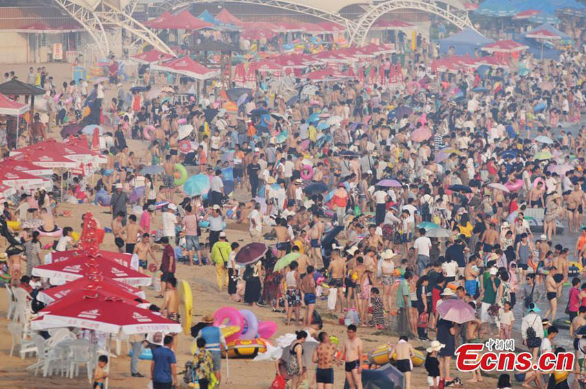 Calor leva multidão à praia em Qingdao