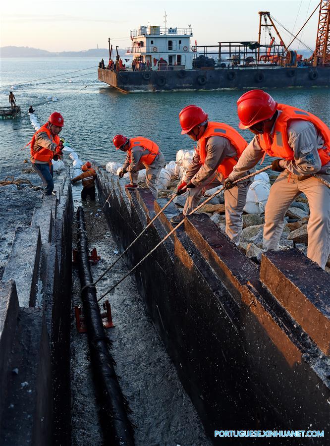 Linha de cabo submarino é instalada na Ilha Meizhou, no sudeste da China