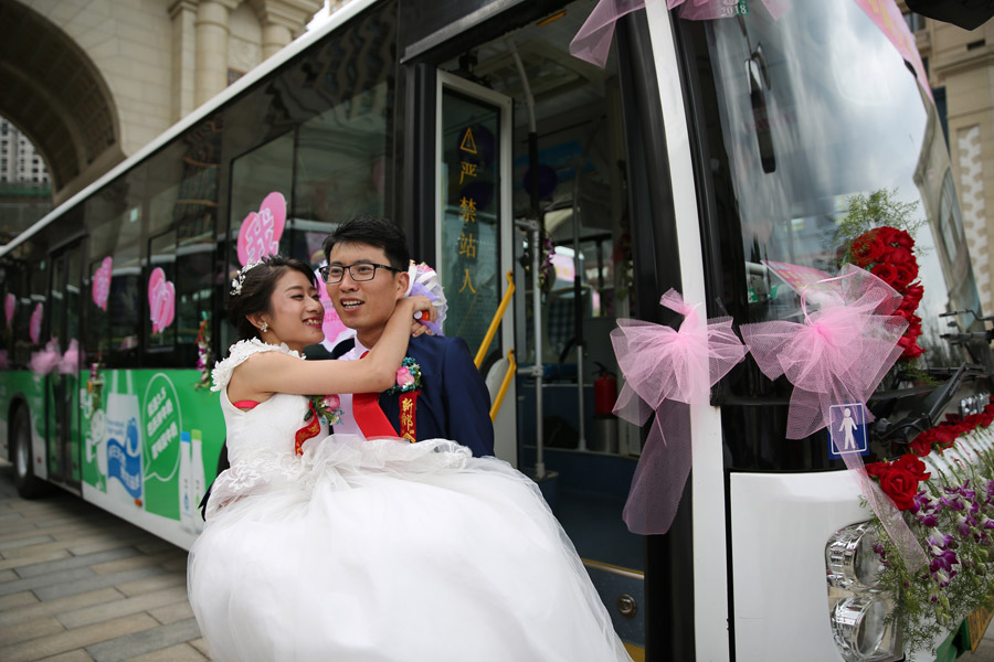 Insólito: noiva chinesa dirige ônibus para o casamento