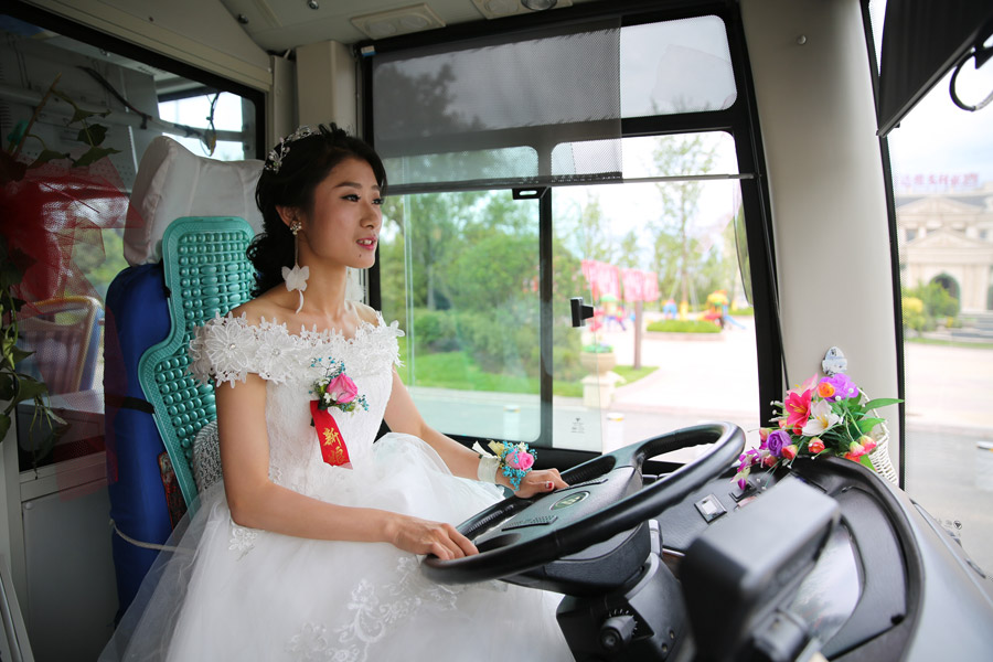 Insólito: noiva chinesa dirige ônibus para o casamento