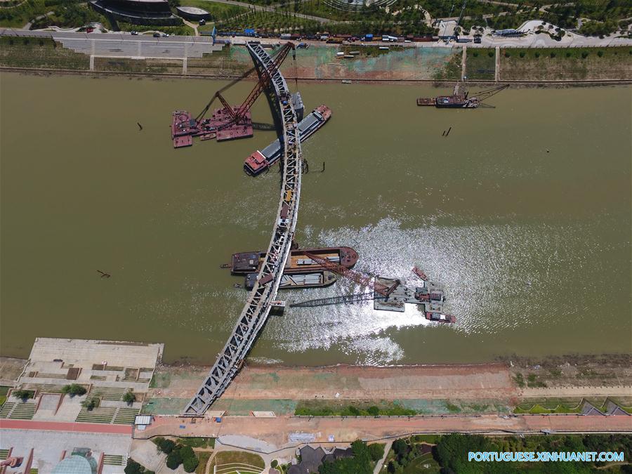 Passarela em construção sobre rio Liuyang no centro da China