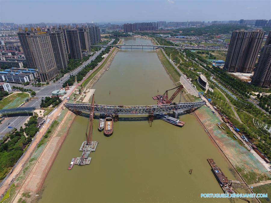 Passarela em construção sobre rio Liuyang no centro da China