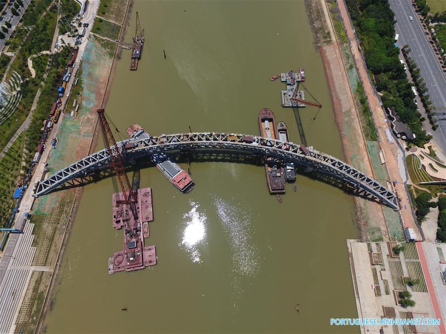 Passarela em construção sobre rio Liuyang no centro da China