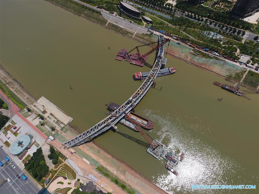 Passarela em construção sobre rio Liuyang no centro da China