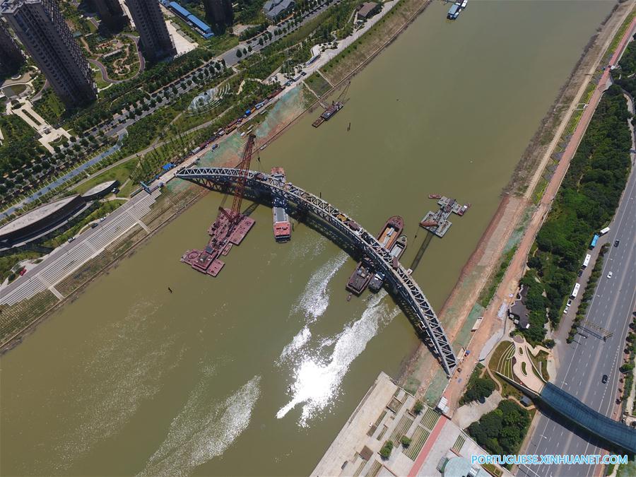 Passarela em construção sobre rio Liuyang no centro da China