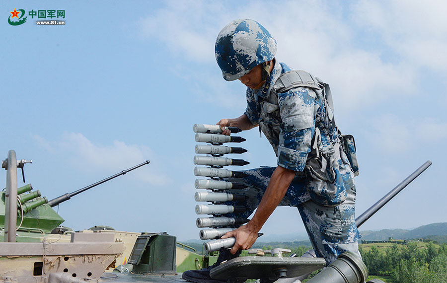 Veículo blindado de combate aerotransportado chinês preparado para competição militar internacional