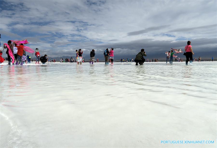 Lago salgado Caka em Qinghai atrai turistas no verão