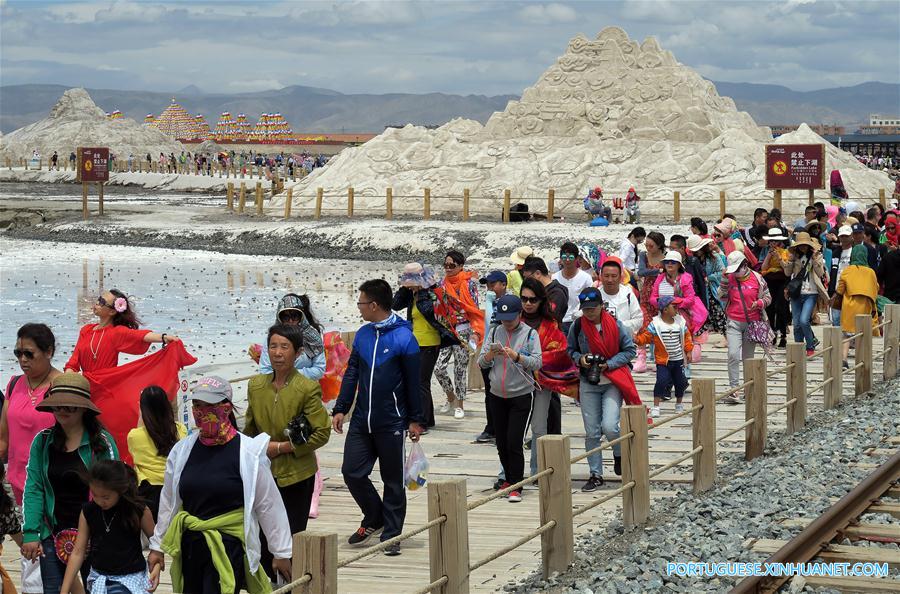 Lago salgado Caka em Qinghai atrai turistas no verão