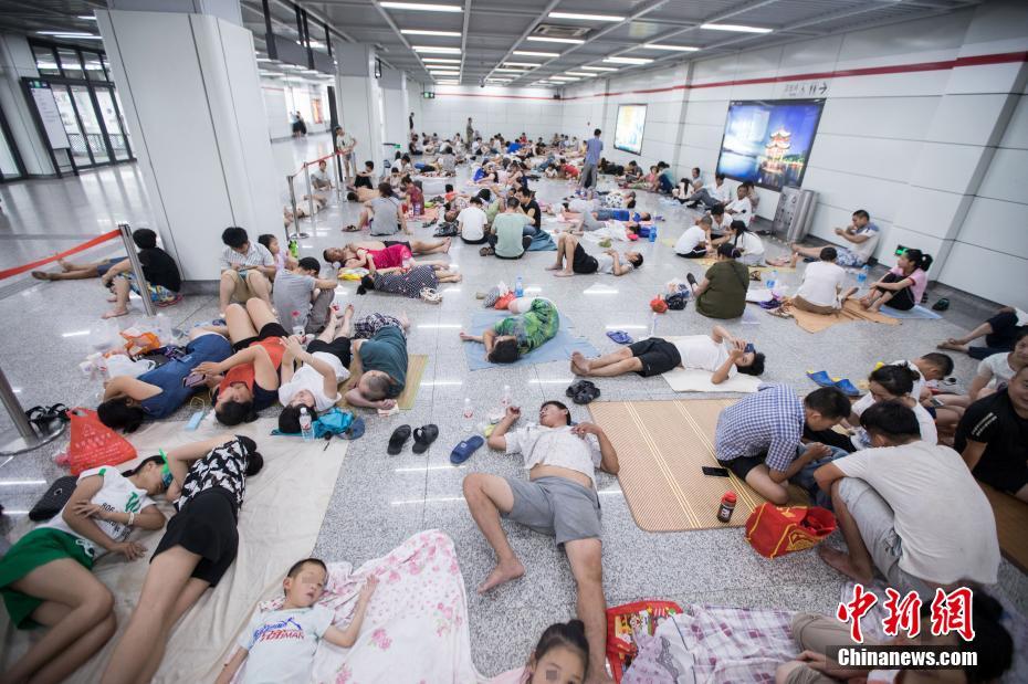 Habitantes descansam em estações de metrô para fugir ao calor em Hangzhou