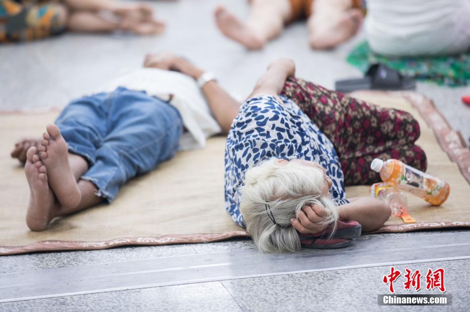 Habitantes descansam em estações de metrô para fugir ao calor em Hangzhou