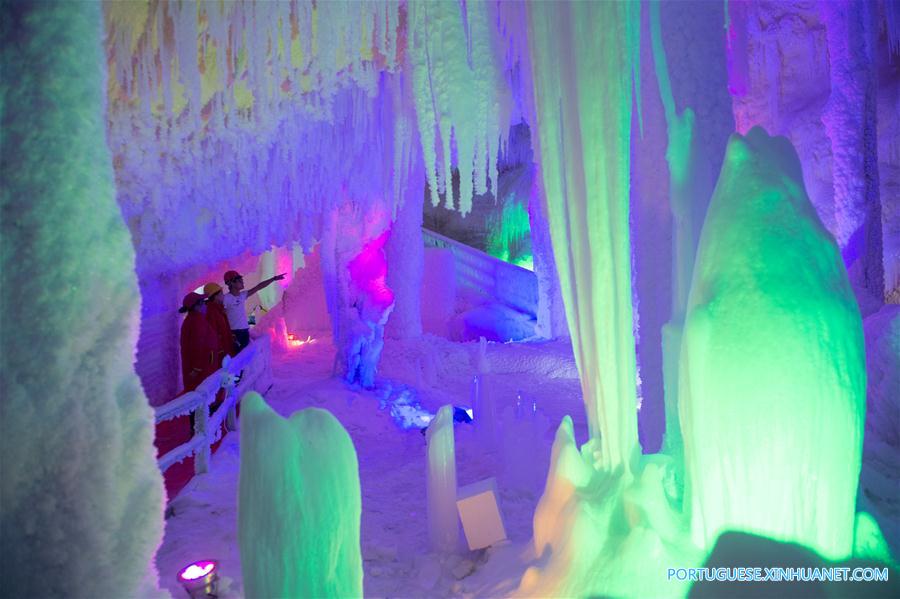 Caverna de gelo em Zhejiang atrai turistas durante onda de calor