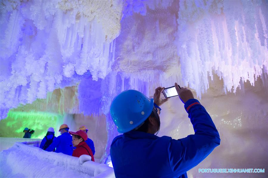 Caverna de gelo em Zhejiang atrai turistas durante onda de calor