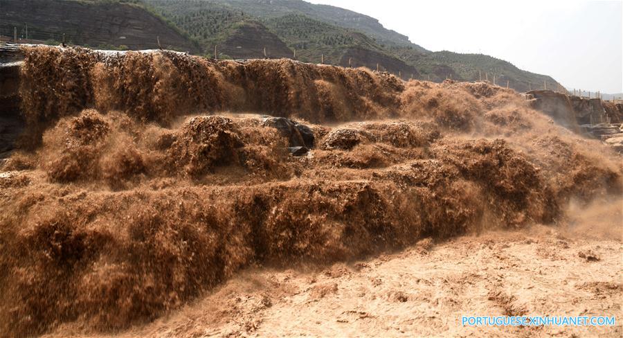 Cachoeira Hukou no norte da China entra no período de cheias de verão