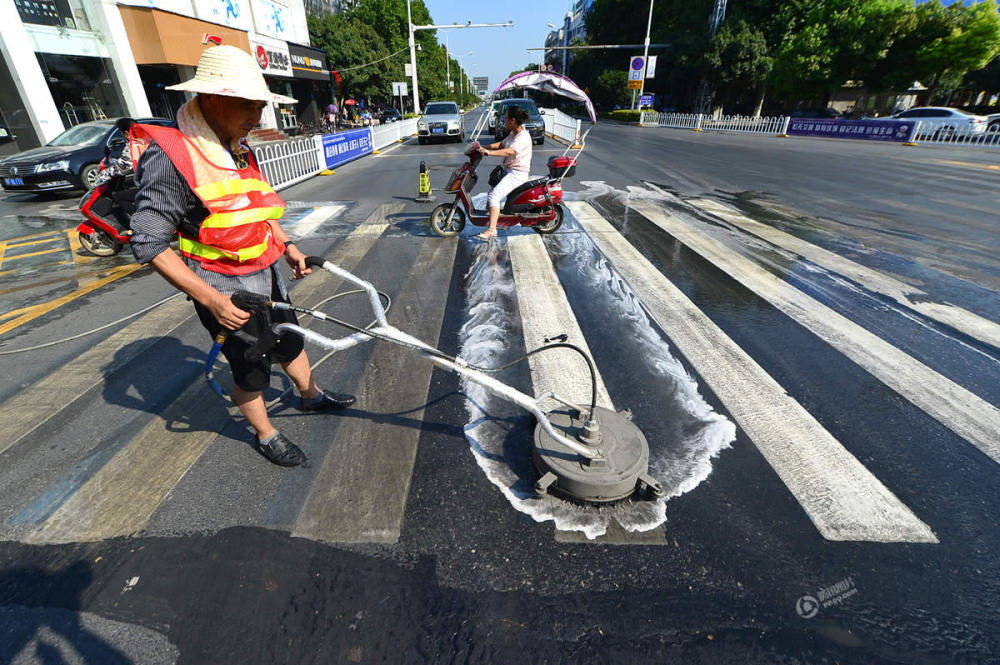 Altas temperaturas derretem passadeira de pedestres em Hubei