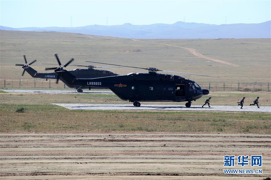 Forças aéreas de combate do exército chinês revistadas no desfile militar