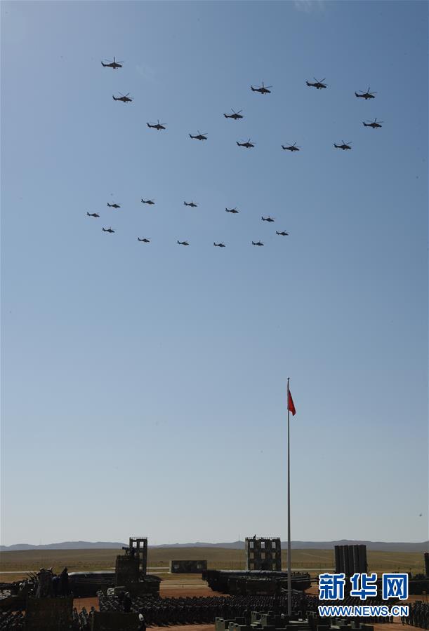 Forças aéreas de combate do exército chinês revistadas no desfile militar