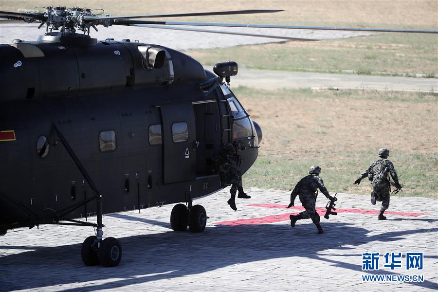 Forças aéreas de combate do exército chinês revistadas no desfile militar