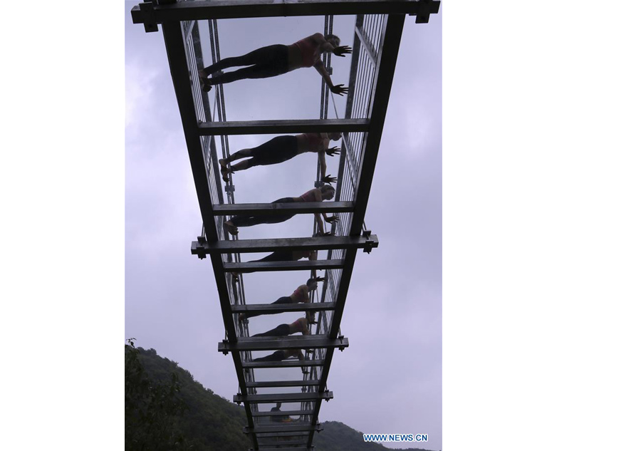 Ponte suspensa de vidro de Hubei reúne praticantes de ioga