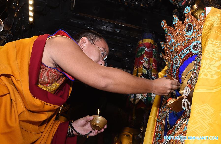 Panchen Lama realiza serviços budistas no Tibete