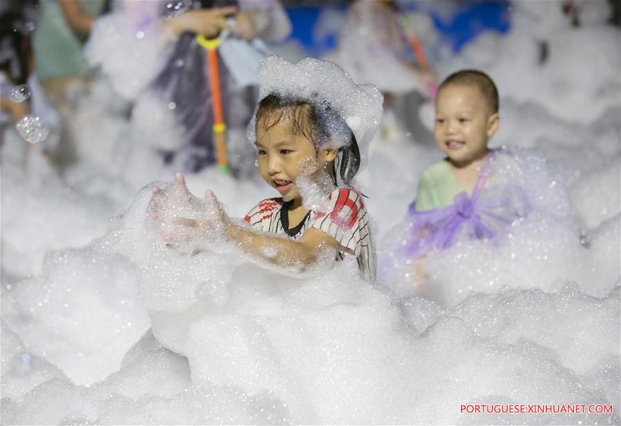 Crianças se divertem em maio à espuma em Nanjing, no leste da China