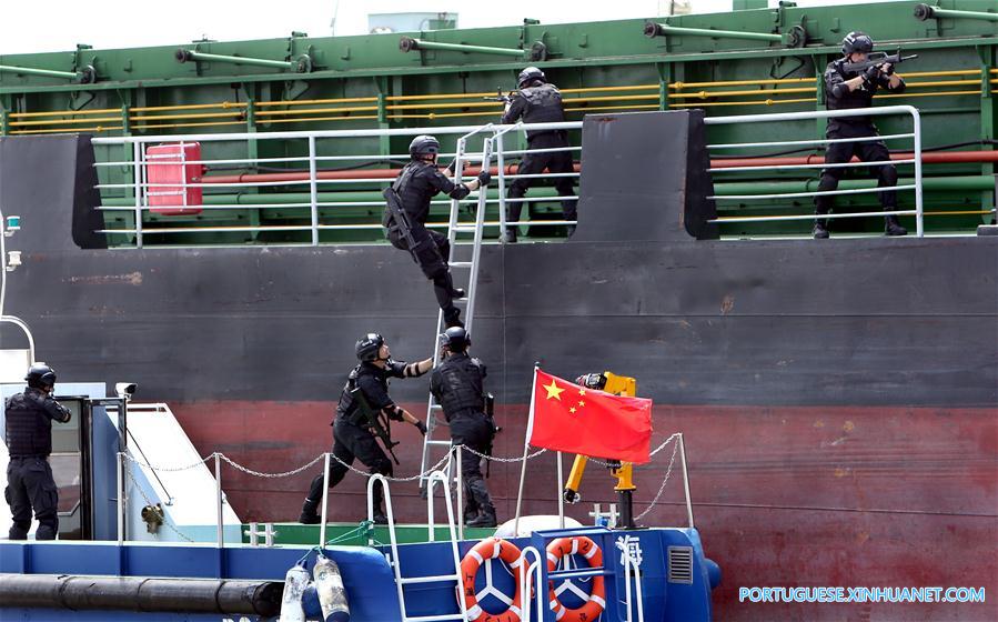 Membros de equipe SWAT participam de exercício em Shanghai, no leste da China