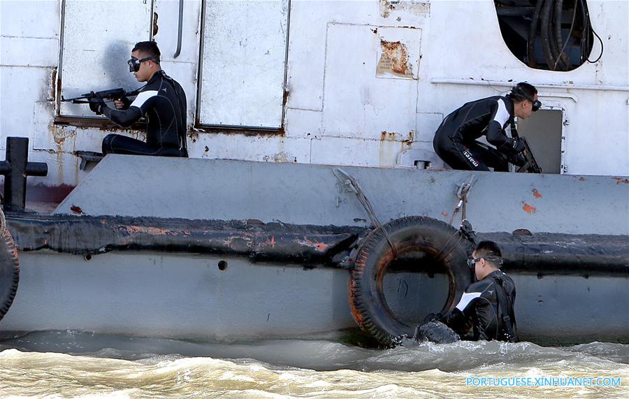 Membros de equipe SWAT participam de exercício em Shanghai, no leste da China