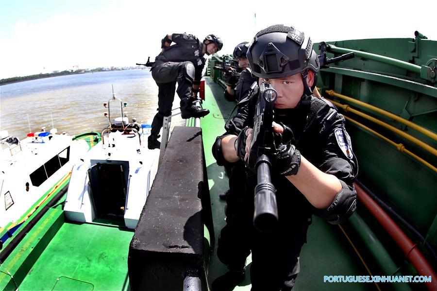 Membros de equipe SWAT participam de exercício em Shanghai, no leste da China