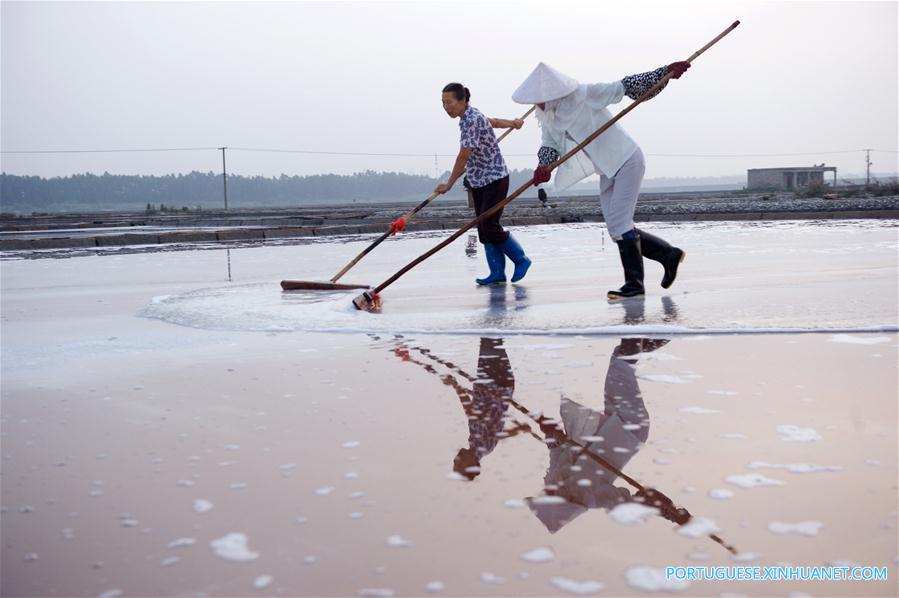 Coleta de sal em Fujian, no sudeste da China