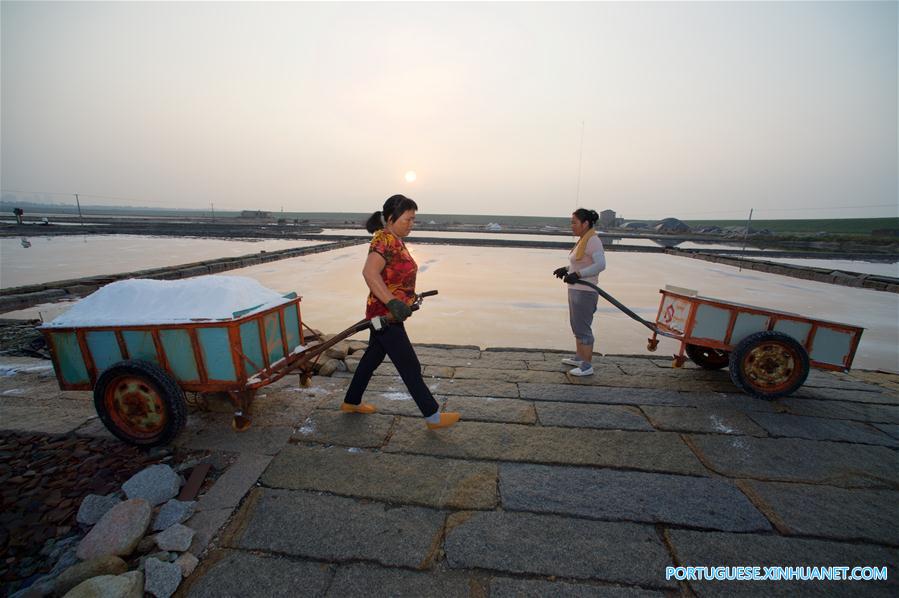 Coleta de sal em Fujian, no sudeste da China