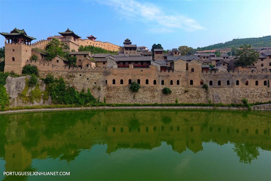 Castelo antigo em Shanxi atrai turistas, no norte da China