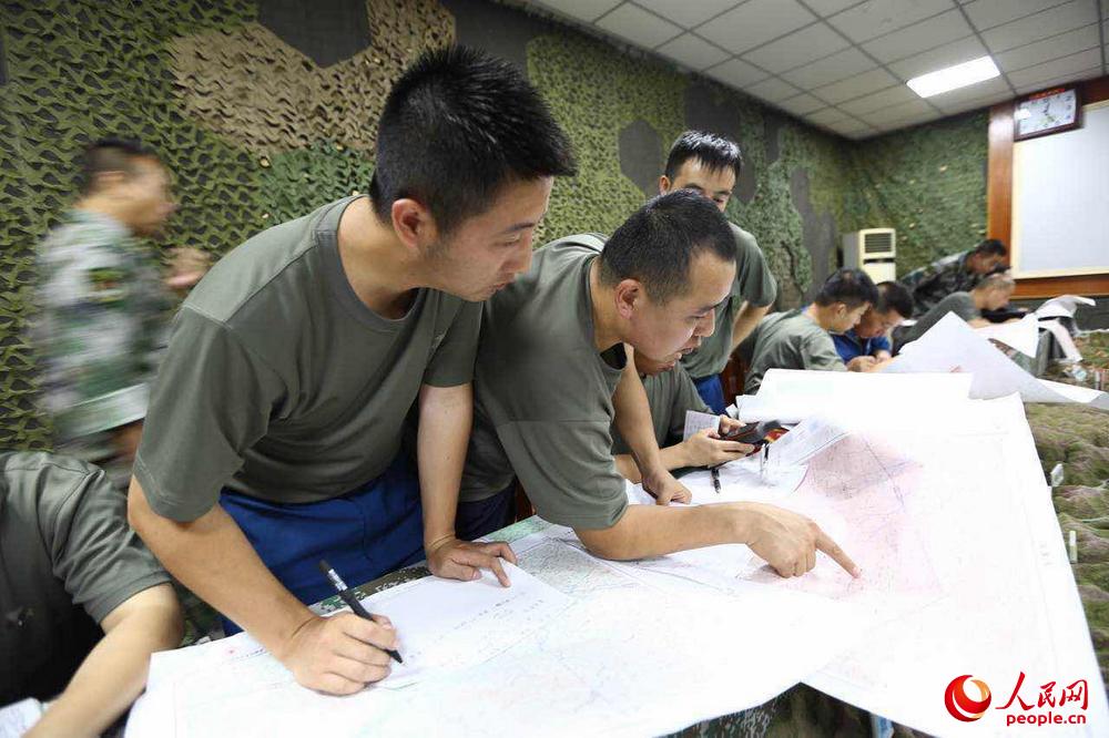 Exército chinês envia helicópteros para a zona afeta pelo terremoto de 7.0 graus