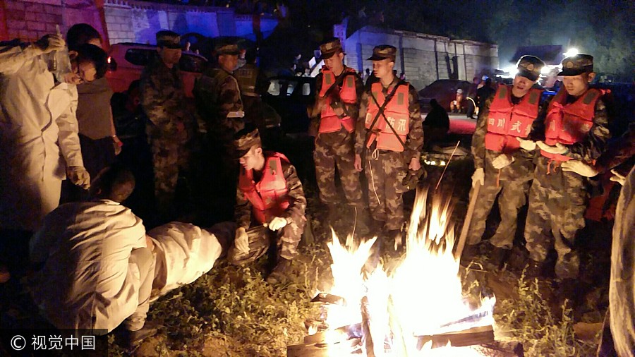 Socorristas urgem buscas pelas vítimas do terremoto