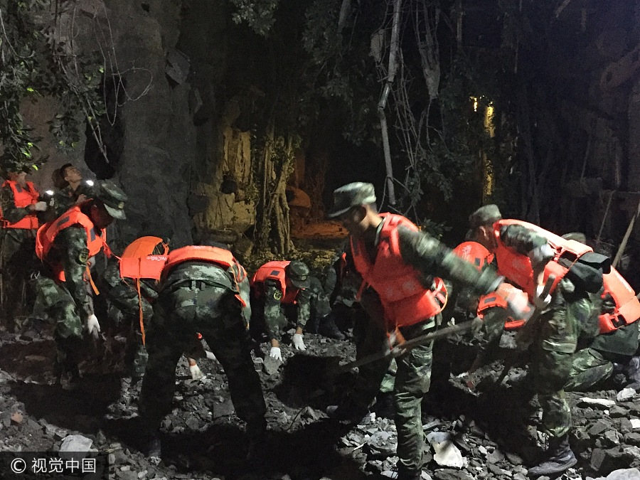 Socorristas urgem buscas pelas vítimas do terremoto