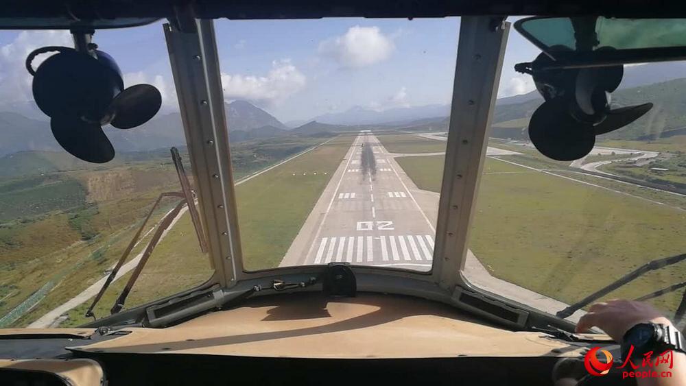 Exército chinês envia helicópteros para a zona afeta pelo terremoto de 7.0 graus