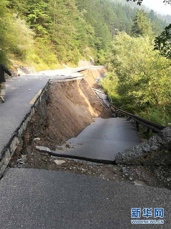 Área turística de Jiuzhaigou encerrada após terremoto