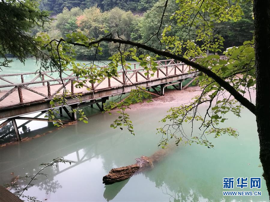 Área turística de Jiuzhaigou encerrada após terremoto