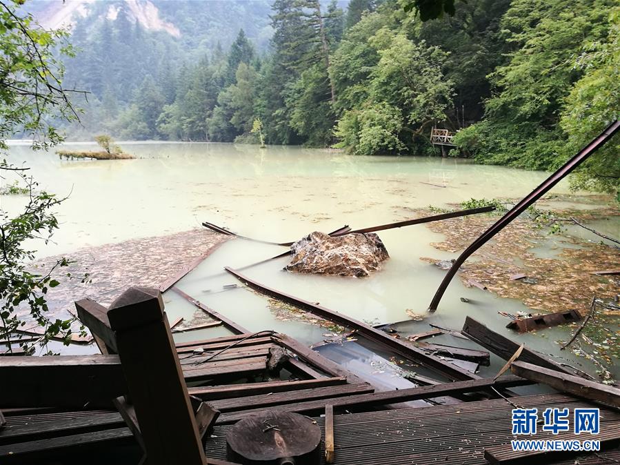 Área turística de Jiuzhaigou encerrada após terremoto